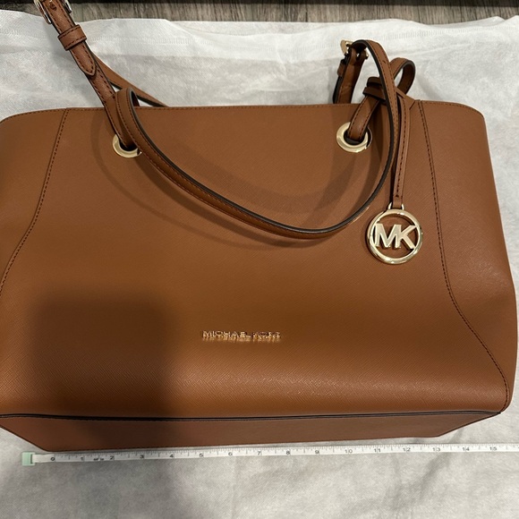 Michael Kors Large Saffiano Leather Tote Bag, like NEW condition - Picture 6 of 9
